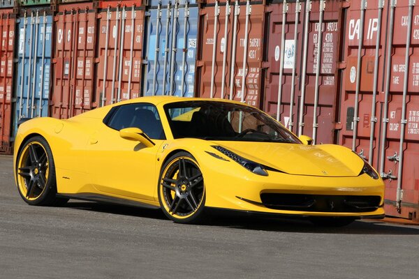 Желтый Ferrari - олицетворение изысканности