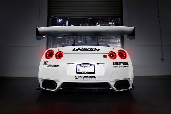 Nissan blanco con Spoiler. Vista posterior