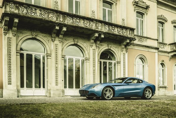 L esthétique du luxe - ancien bâtiment et Ferrari