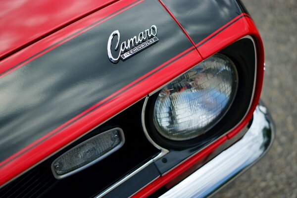 Retro Chevrolet Camaro negro y rojo