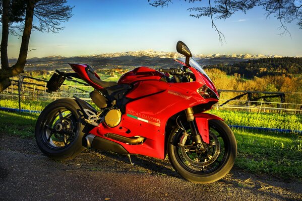 Rouge moto ducati steppe paysage