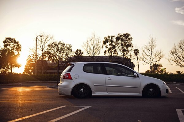 Volkswagen golf en la carretera al atardecer