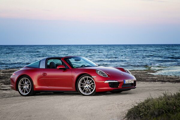 Porsche rossa, 911 2014 sulla costa