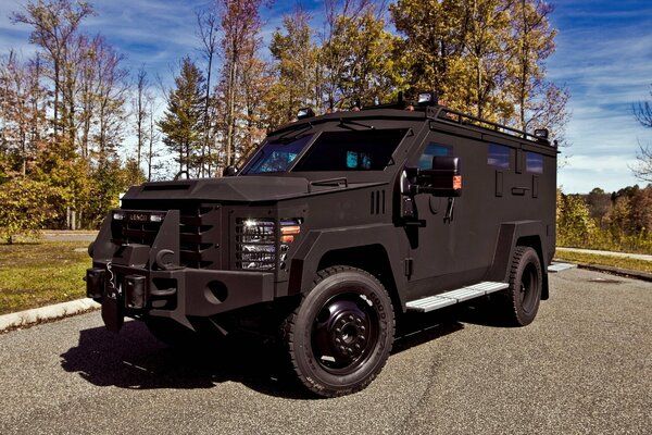 Gepanzerter Armee-SUV in Schwarz