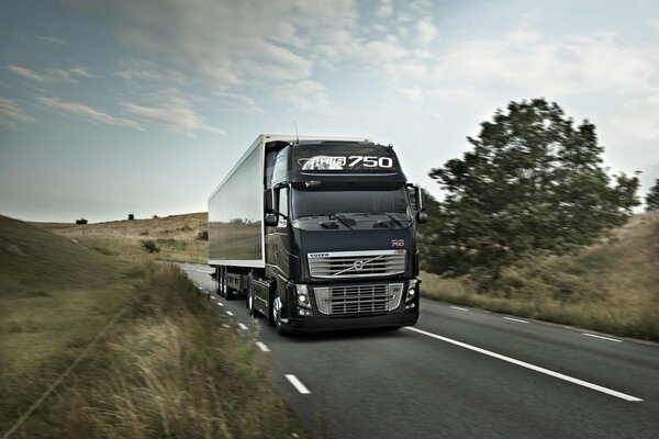 Camion Volvo FH 16 sur route