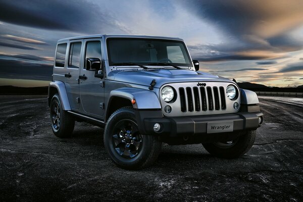 Серебристый jeep wrangler black edition ii jk 2015г обои