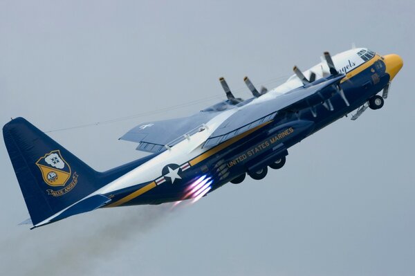 Samolot Lockheed C 130 wzbija się w niebo