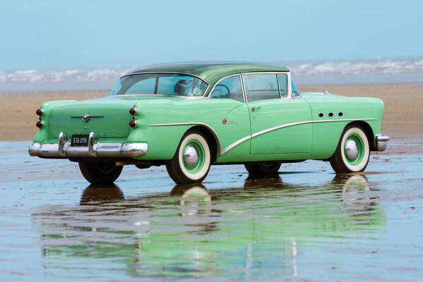 Buick century retro de color turquesa suave