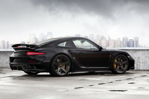 Porsche negro sobre fondo gris