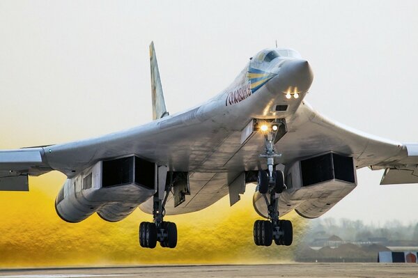 Der russische Bomber Tu 160 ist zum Start gegangen