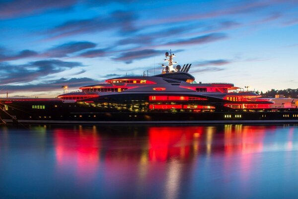 Mega yacht con riflessione colorata in acqua