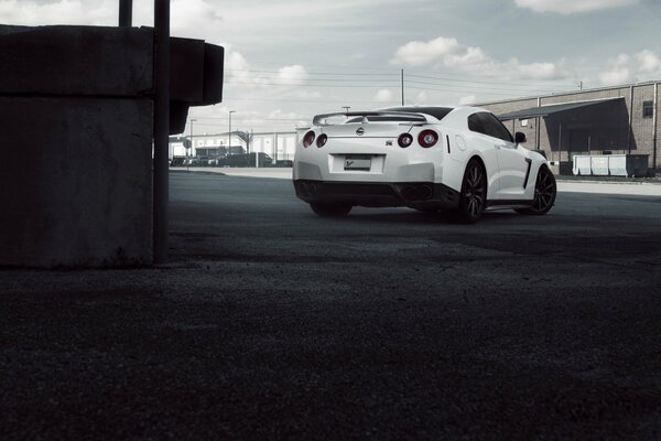 Coche blanco nissan GTR r35 en la ciudad