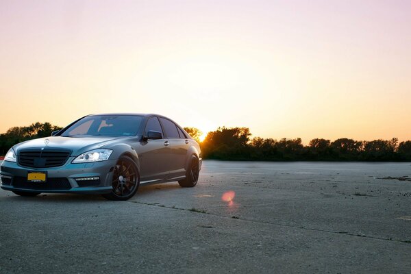 Mercedes c63 bei Sonnenuntergang