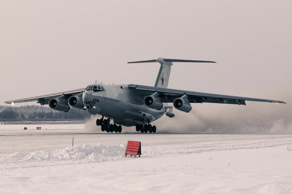 DESPEGUE DE UN AVIÓN CISTERNA DESDE UN AERÓDROMO DE INVIERNO