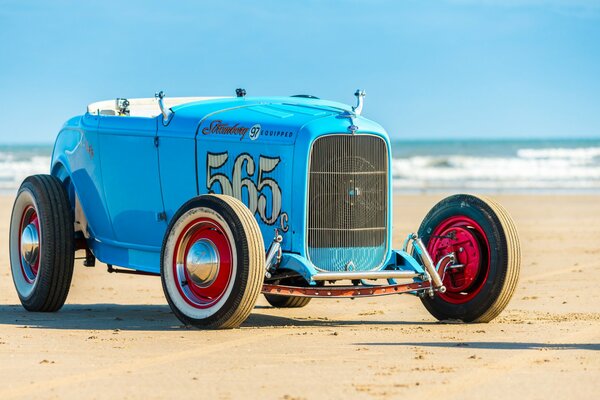 Klasyczny niebieski samochód retro. Hot Rod. na plaży