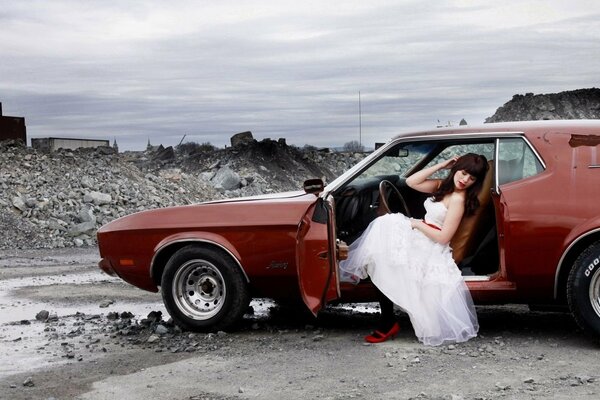 Sesión de fotos de boda en el fondo de la suciedad y el coche