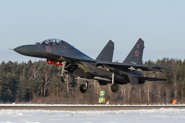 Реактивный сверхманевренный су-35 на взлетной полосе