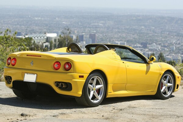 Żółty samochód Ferrari na tle miasta