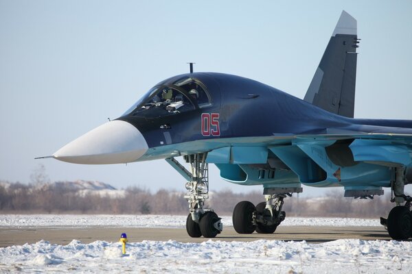 Le puissant bombardier su -34 au lancement