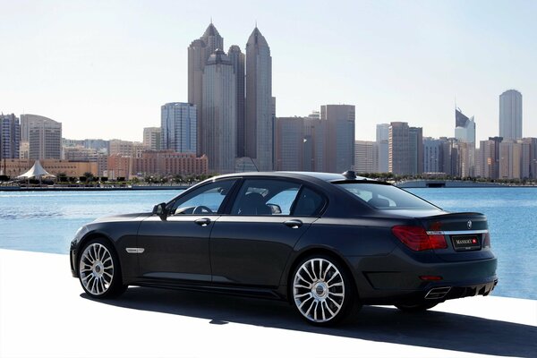 Coche BMW negro en el fondo del panorama de la ciudad