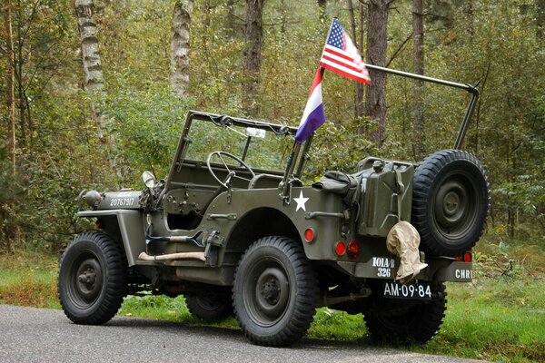 Wojskowy jeep terenowy z czasów ii Wojny Światowej