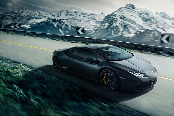 Lamborghini a la velocidad entre las montañas de invierno