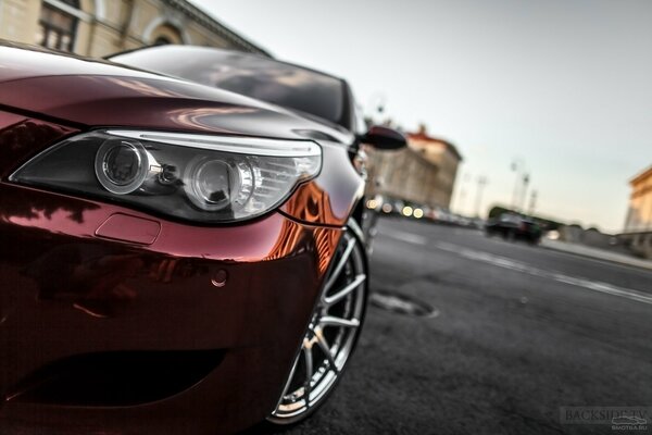 Bmw E60 rouge dans la ville