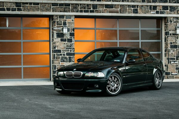 Bmw e46 sur fond de fenêtres orange