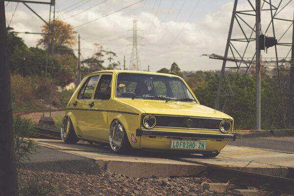 Volkswagen golf amarillo bajo