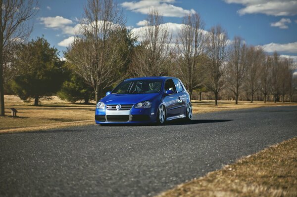 Vw - Golf im Herbst unterwegs