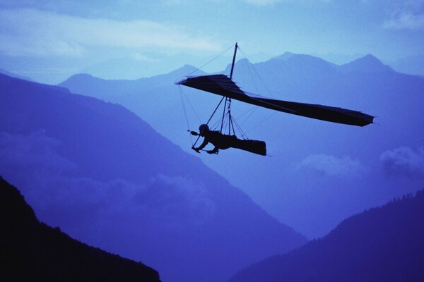 PLANIFICATION D UN AVION DANS L OBSCURITÉ AU-DESSUS DES MONTAGNES