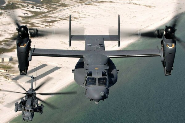 Kampfflugzeuge fliegen über die Küste