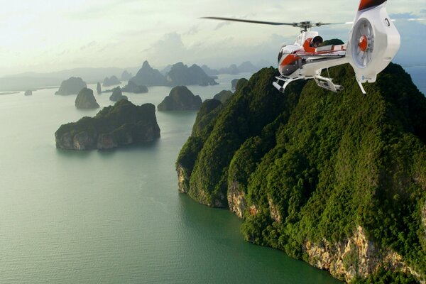 Helicóptero en medio de islas verdes y montañosas
