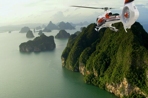 Hélicoptère sur fond d îles vertes et montagneuses