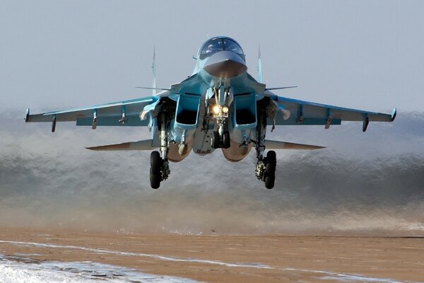 Su - 34 nimmt ein riesiger Bomber vom Flugplatz ab