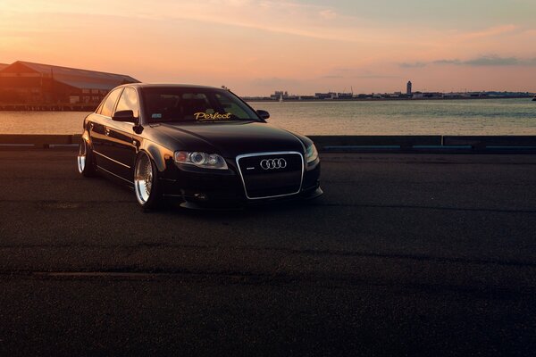 Coche Audi negro al atardecer