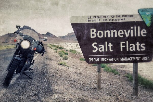 Moto sur fond d enseigne Bonneville