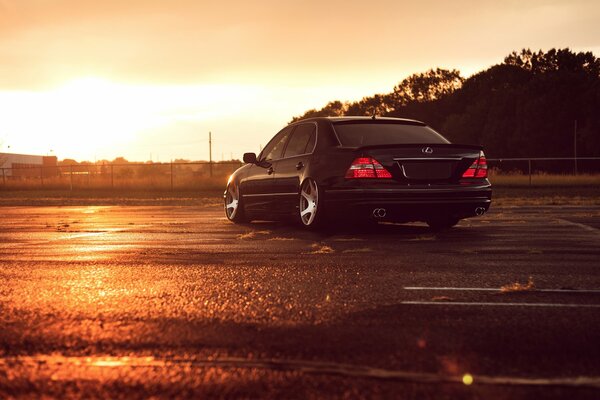 Lexus en la carretera vista trasera al atardecer