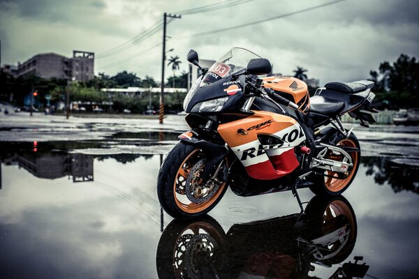 Moto debout par temps pluvieux