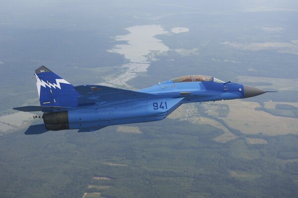 Blue MIG - 29cub survole le champ