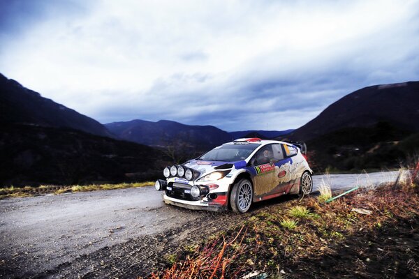 Gara di rally Ford fiesta sullo sfondo delle montagne