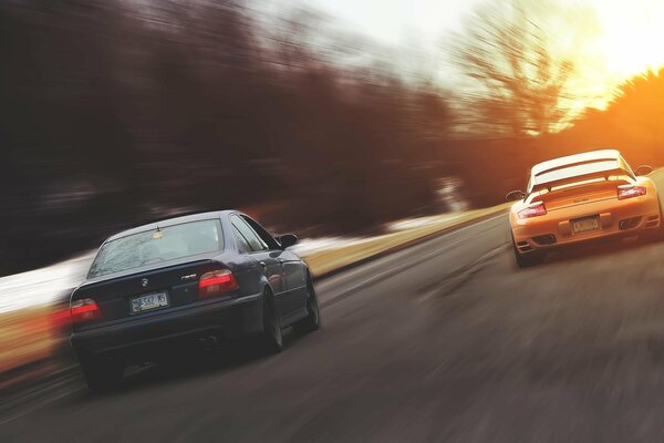 Carrera de dos coches BMW y Porsche