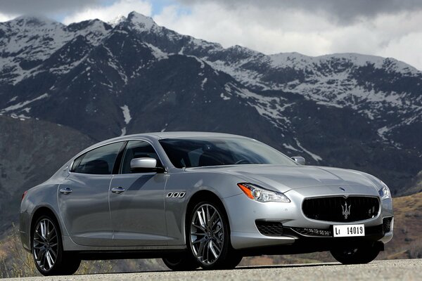 Maserati quattroporte máquina montañas cielo