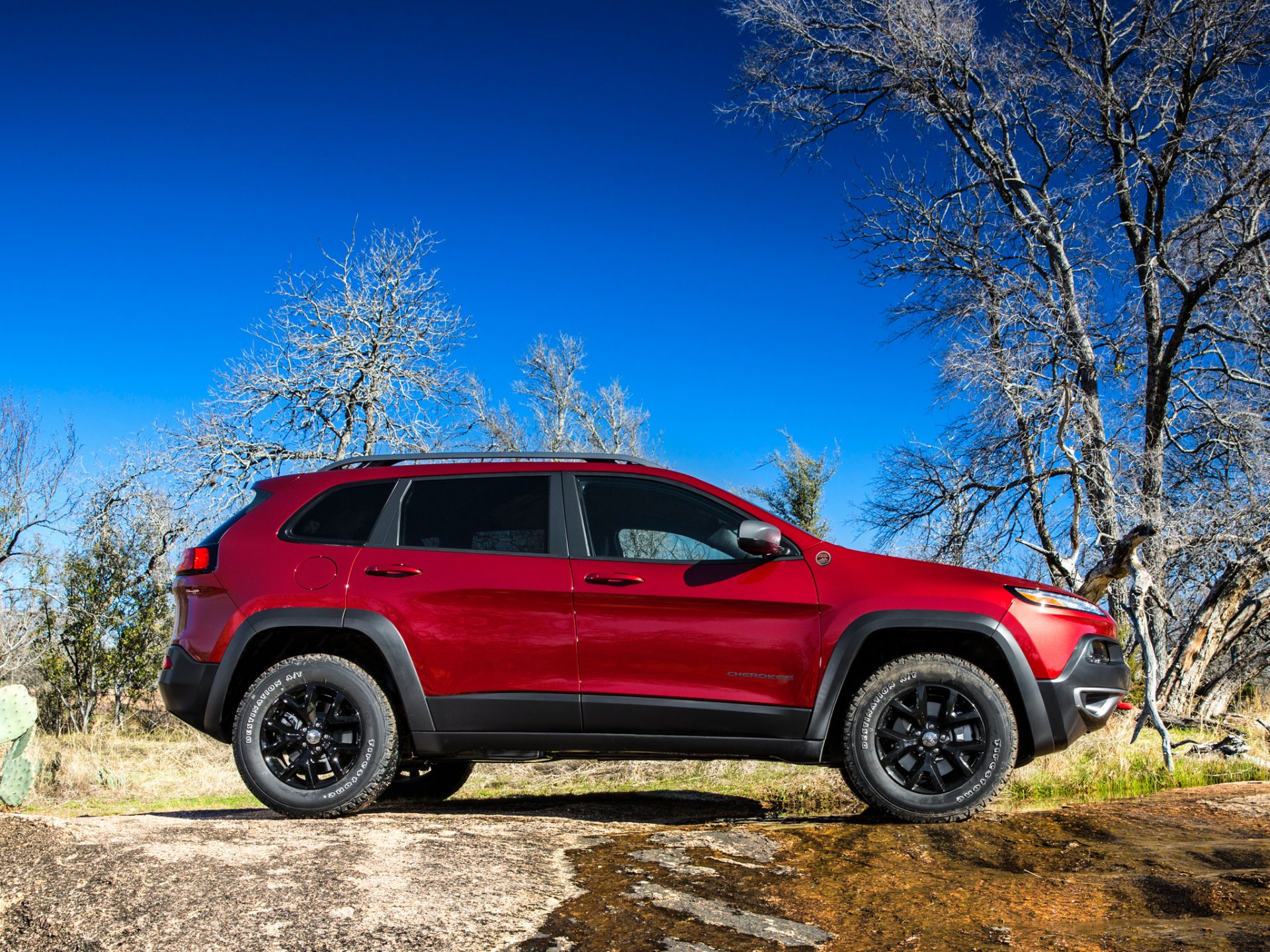 jeep cherokee trailhawk car a side view