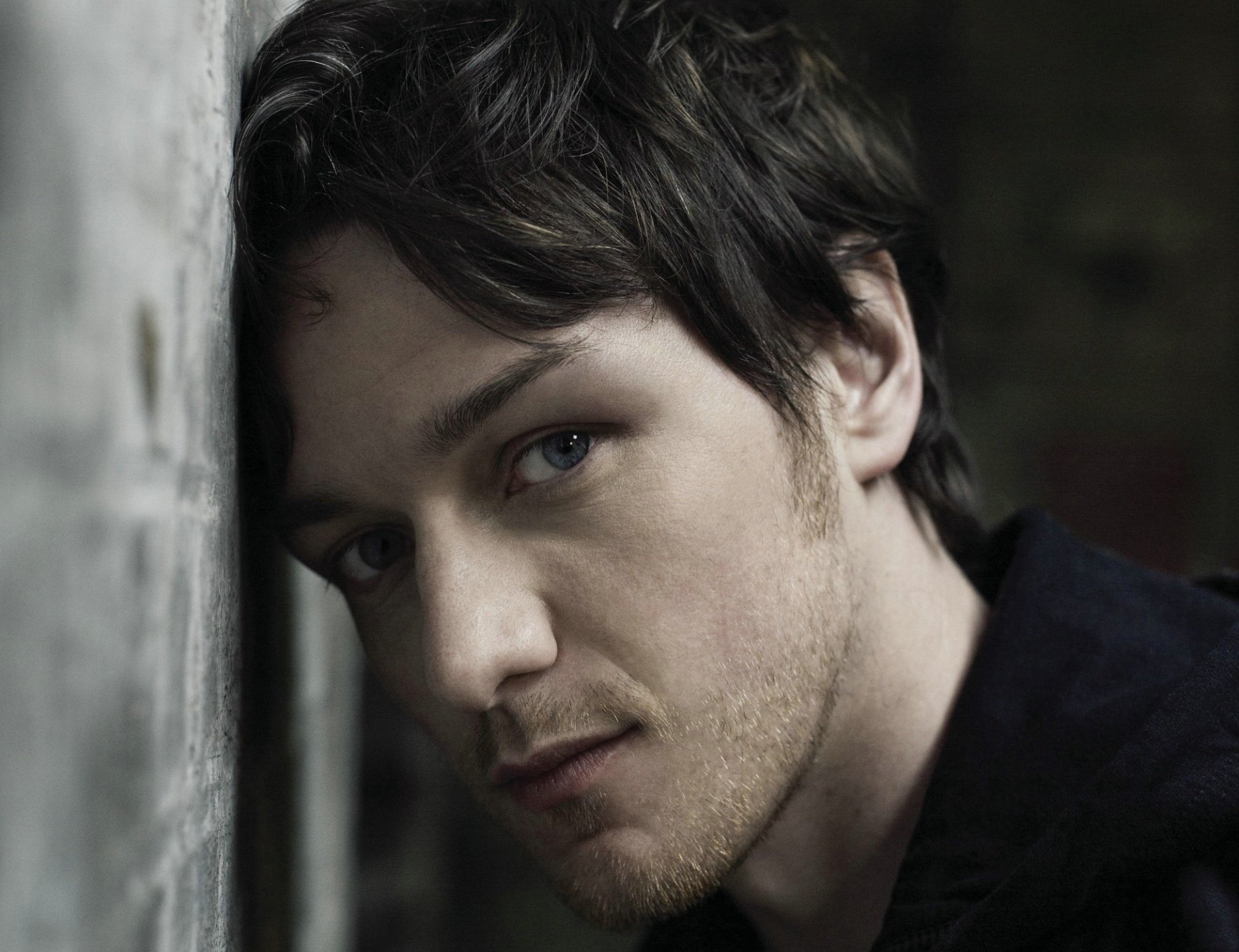 aktor james mcavoy james mcavoy portret twarz oczy spojrzenie zarost ściana