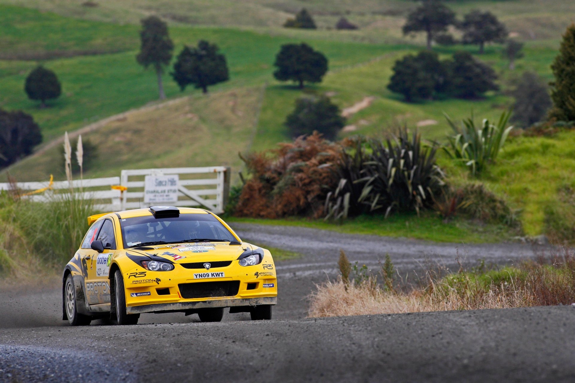 protón coche rally deporte amarillo carrera rally wrc