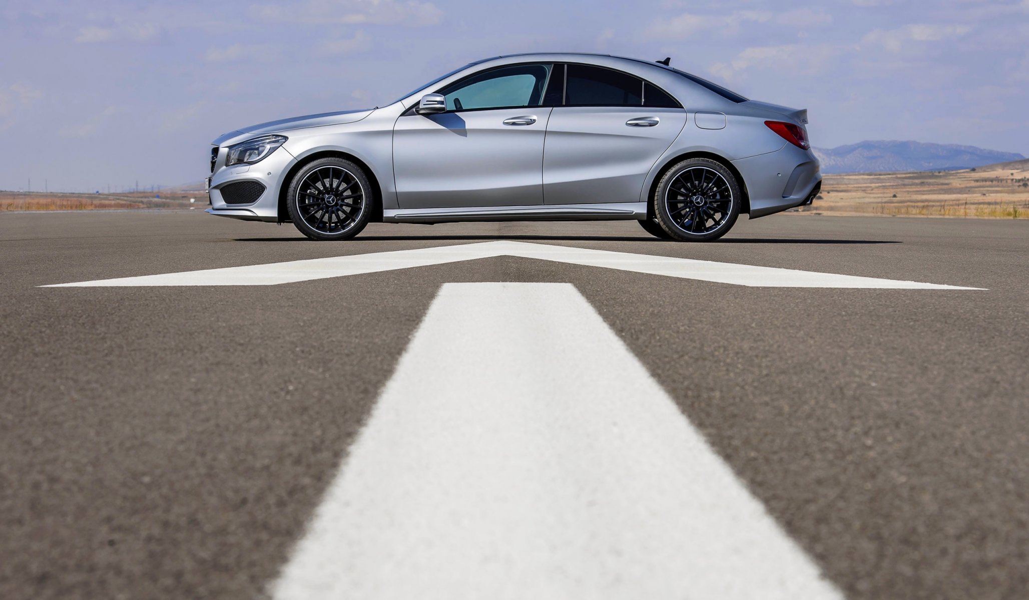 mercedes-benz cla classe voiture berline gris vue latérale asphalte