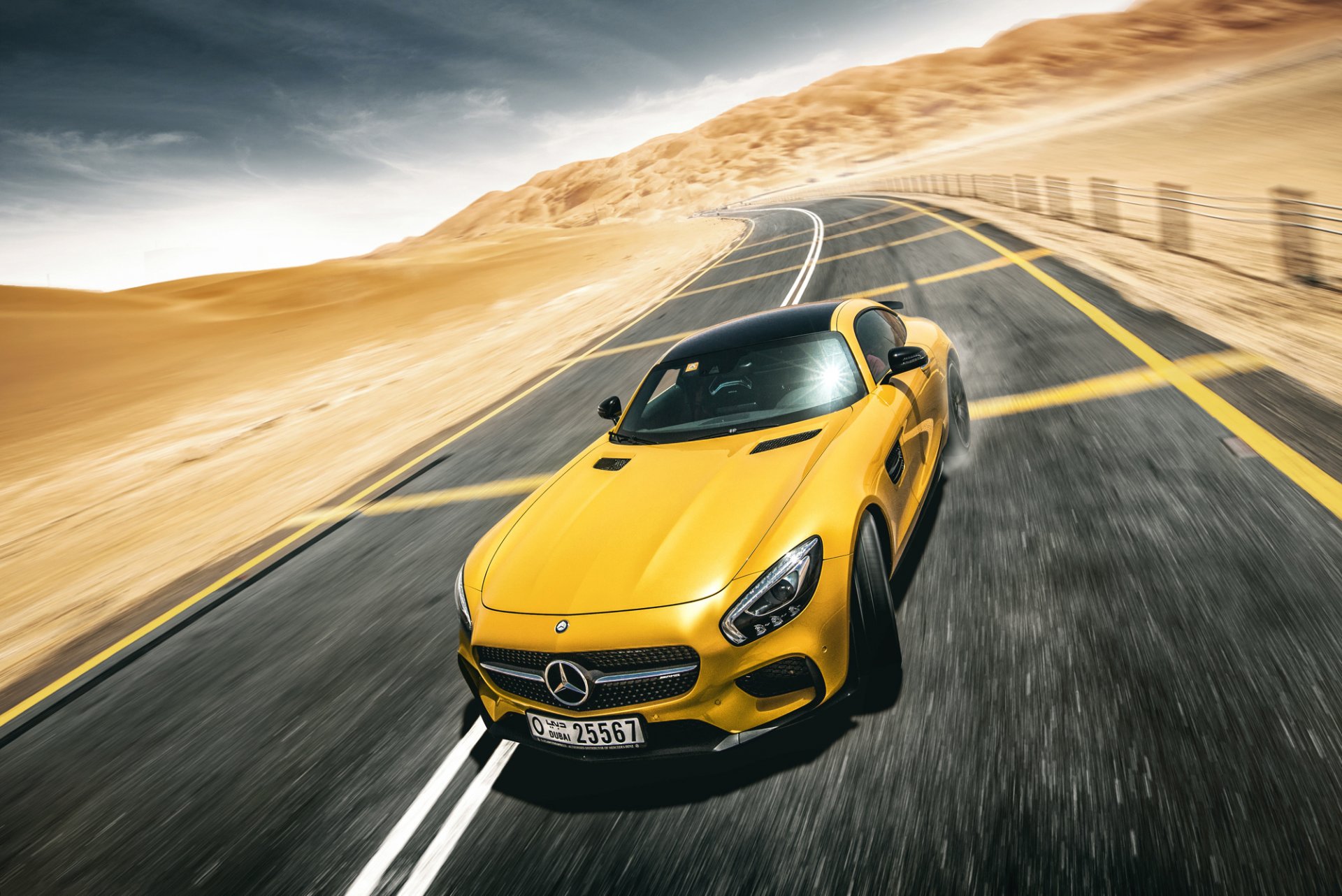 mercedes-benz amg gt s amarillo superdeportivo a la deriva carretera desierto frente