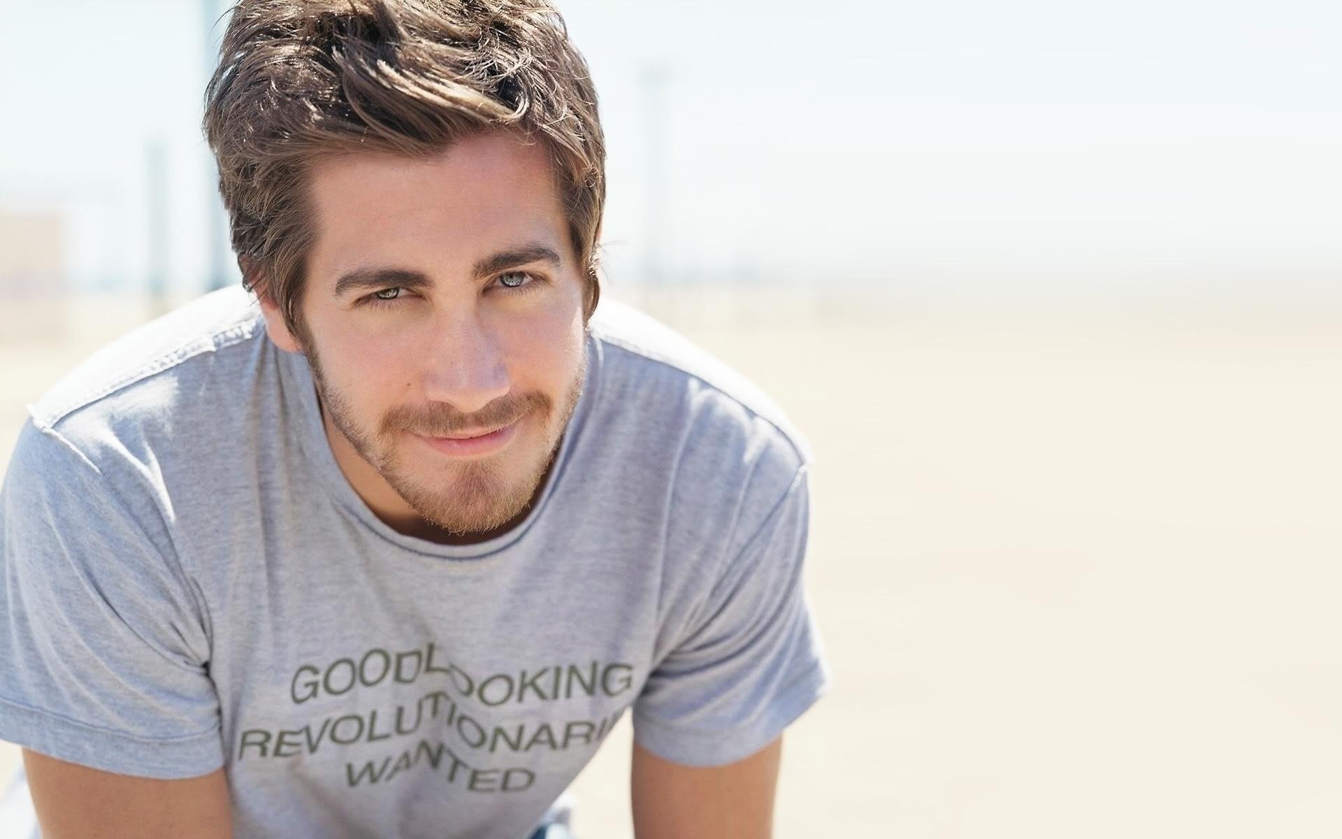 acteur gars jake gyllenhaal portrait vue acteurs sourire t-shirt homme fond clair fond blanc beau barbe moustache yeux visage