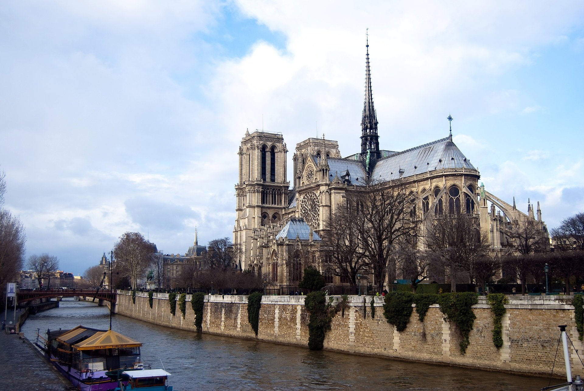 cathédrale notre-dame de paris paris france notre dame de paris rivière pont bateau nuages ciel new york arrière-plan villes bâtiments religion